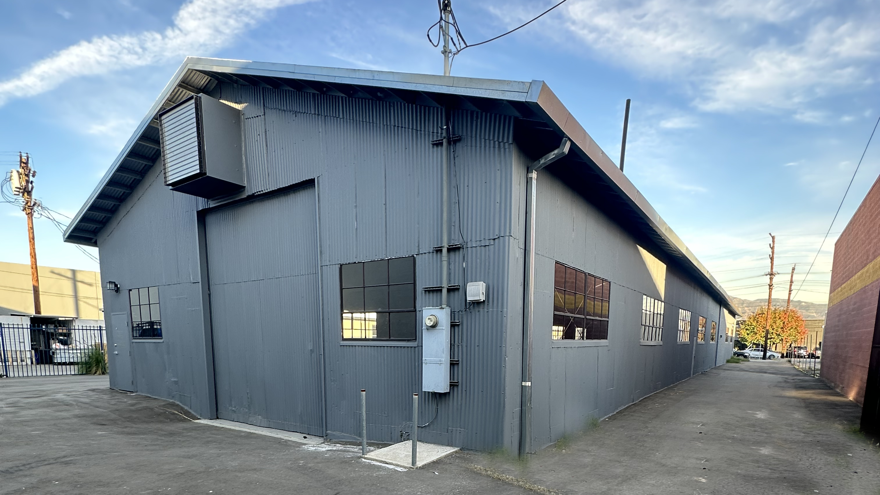 The south side of the surrounding space unveils incredible opportunities for expansion in a 2,748sf open space (E).